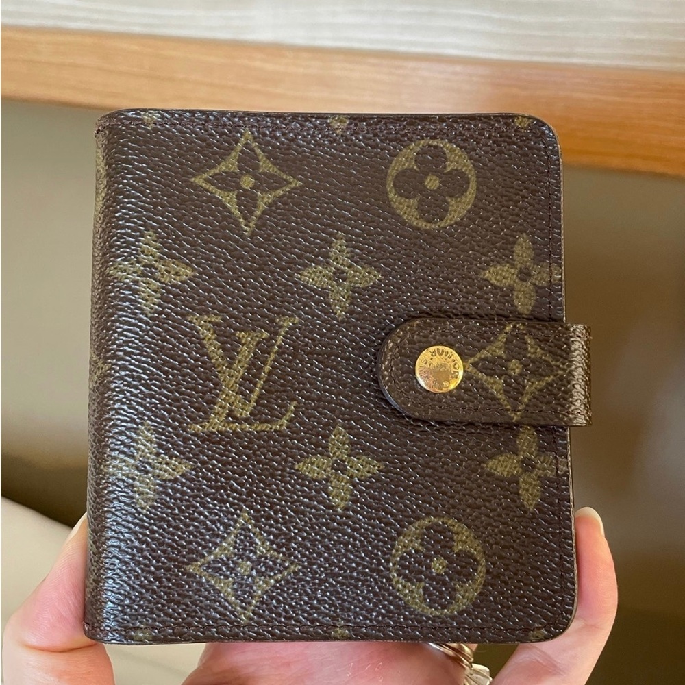 Louis Vuitton zippy wallet
